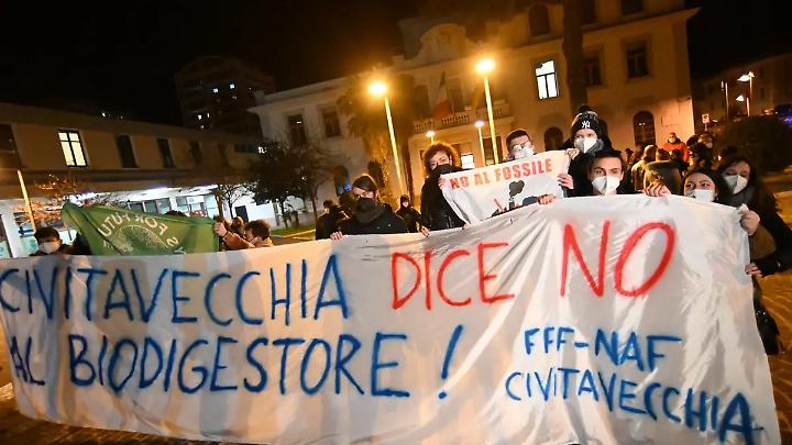Biodigestore, dal sit-in al consiglio comunale: il fronte del no chiede impegni precisi e nessuna ambiguit&agrave;