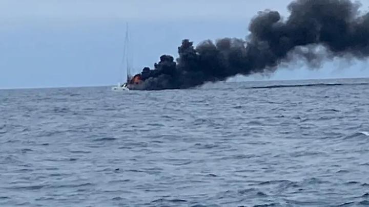 Catamarano in fiamme a largo di Civitavecchia