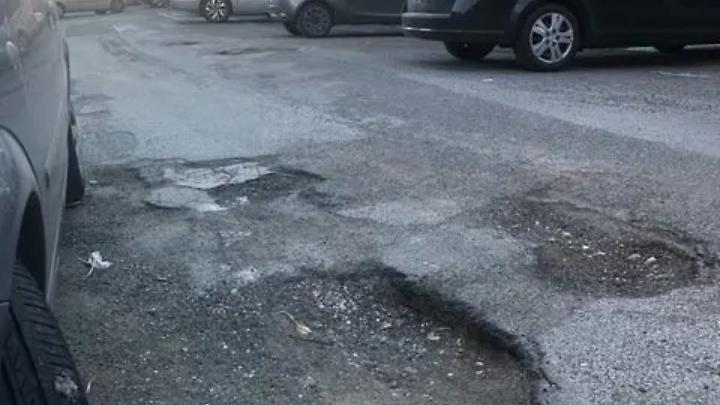 Buche come crateri in via Ansedonia
