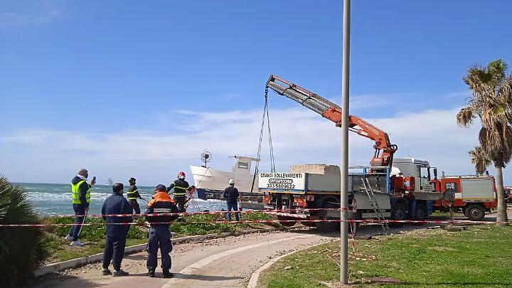 Portata alla Marina la barca alla deriva