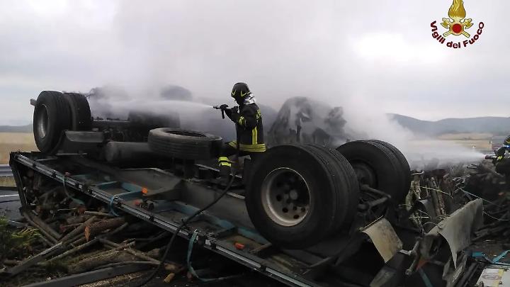 Camion in fiamme sulla Roma-Civitavecchia morto carbonizzato il conducente