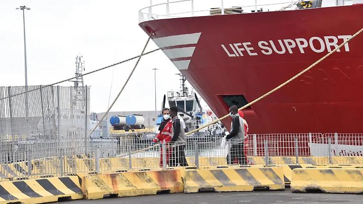 Migranti, la Life Support verso Civitavecchia con 98 persone a bordo