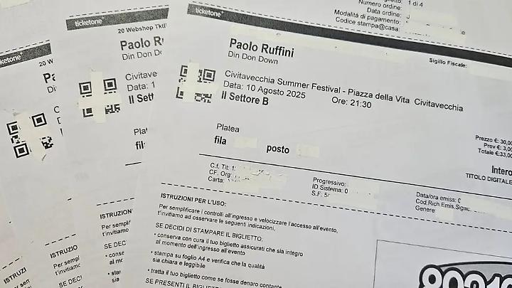 Biglietti acquistati per 140 euro e niente posto a sedere: la denuncia