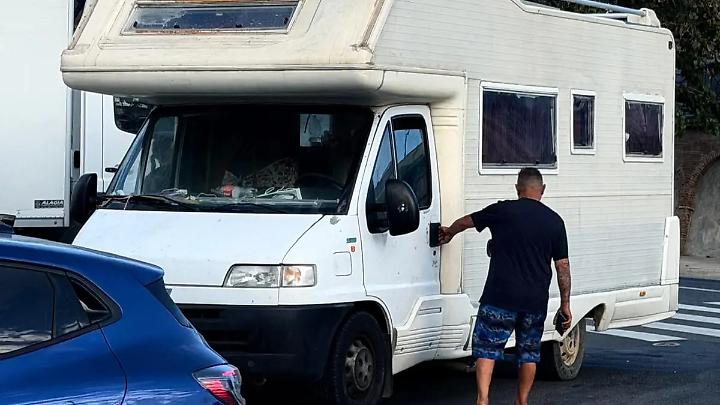 Minacce e bivacchi nel cuore di una citt&agrave; che tace