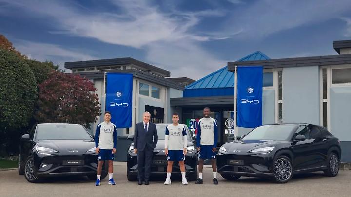 BYD consegna a calciatori nuove Sealion 7 Inter Edition: design nerazzurro