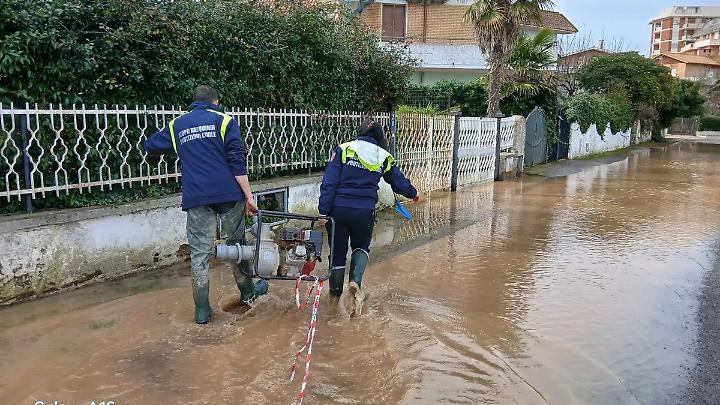 Maltempo, allagamenti al Lido e fango sulla strada dell&rsquo;Acquetta