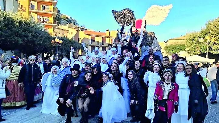 Un successo la sfilata dei carri allegorici