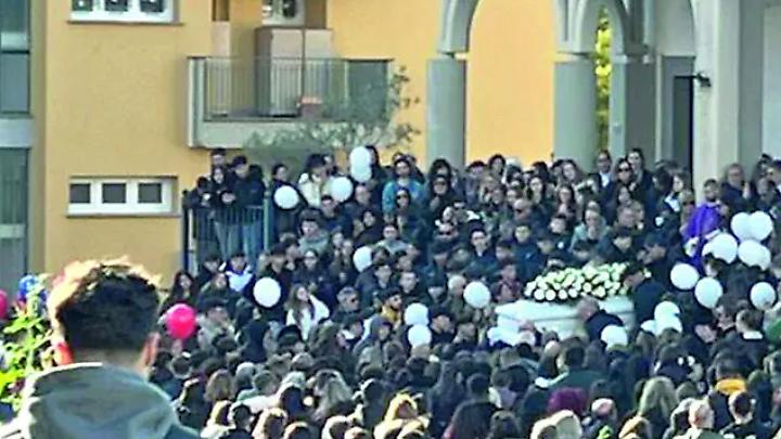 Palloncini bianchi e blu per l&rsquo;ultimo saluto a Gabriele