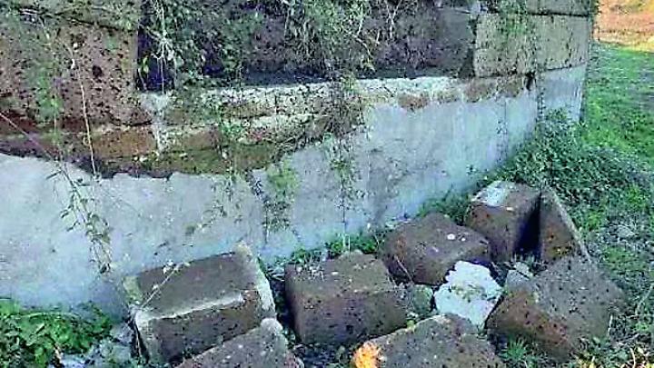 Crollo di tufi alla Tomba Grande del sito storico-archeologico di Pian della Conserva