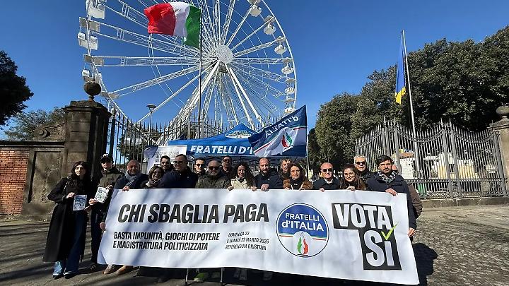 S&igrave; al referendum sulla giustizia, grande affluenza al gazebo di Fratelli d&rsquo;Italia