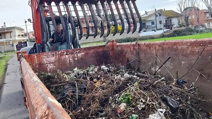 Emergenza discariche nelle campagne, rifiuti nei canali: arrivano le ruspe