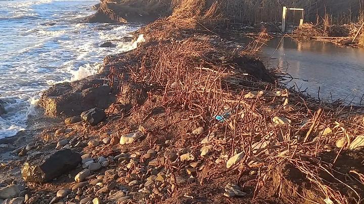 Il mare rompe gli argini ed entra in Palude. La sindaca: &laquo;La Regione intervenga&raquo;