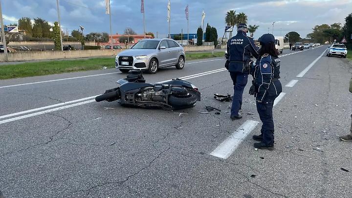 Aurelia, scontro tra auto e moto: centauro finisce in ospedale