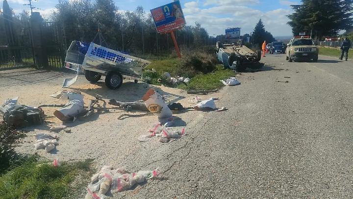 Perde il controllo dell&rsquo;auto e si ribalta