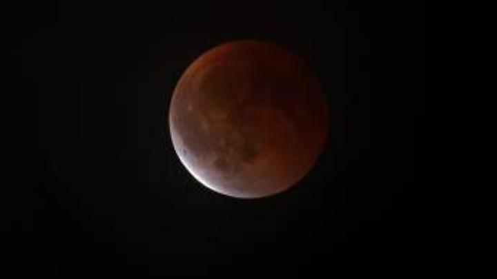 Luna di sangue, oggi l'eclissi totale: cos'&egrave; e quando vederla