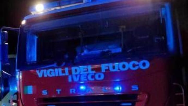 Auto sfonda il guardrail e precipita in un dirupo: muoiono due fidanzati