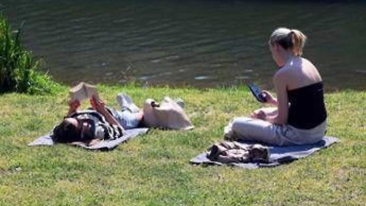 Ecco il caldo record sull'Italia, picchi fino a 28&deg;C: le previsioni meteo