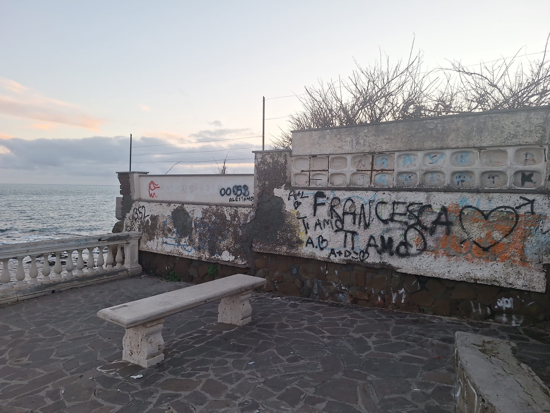 Muri imbrattati e panchine vandalizzate